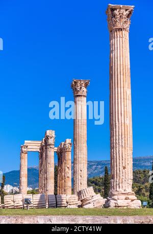 Tempio Zeus con colonna caduta, maestose antiche rovine greche classiche ad Atene, Grecia. E' un famoso punto di riferimento di Atene. Resti di grandi edifici antichi Foto Stock