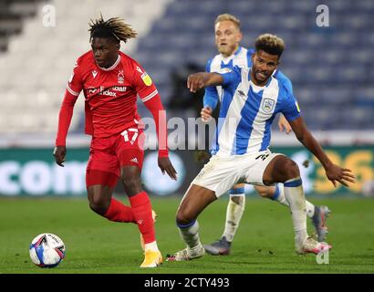 Alex Mighten di Nottingham Forest (a sinistra) e il Fraizer Campbell di Huddersfield Town combattono per la palla durante la partita del campionato Sky Bet al John Smith's Stadium, Huddersfield. Data immagine: Venerdì 25 settembre 2020. Guarda la storia della PA DI CALCIO Huddersfield. Il credito fotografico dovrebbe essere: Nick Potts/PA Wire. SOLO PER USO EDITORIALE non utilizzare con audio, video, dati, elenchi di apparecchi, logo di club/campionato o servizi "live" non autorizzati. L'uso in-match online è limitato a 120 immagini, senza emulazione video. Nessun utilizzo nelle scommesse, nei giochi o nelle pubblicazioni di singoli club/campionati/giocatori. Foto Stock