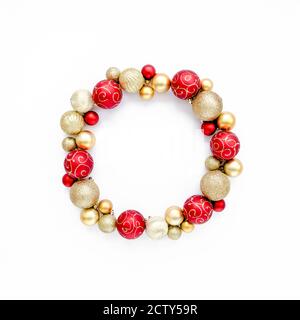 Cornice rotonda in vetro rosso e oro palline di Natale isolate su sfondo bianco. L'appartamento si stese, vista dall'alto Foto Stock