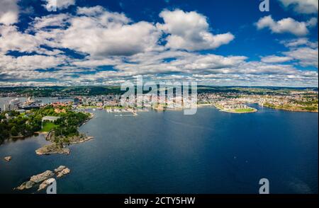 Drone vista della città di Kristiansand e Kvadraturen da Oderoya, Norvegia Foto Stock