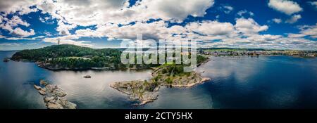 Drone vista della città di Kristiansand e Kvadraturen da Oderoya, Norvegia Foto Stock