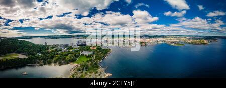 Drone vista della città di Kristiansand e Kvadraturen da Oderoya, Norvegia Foto Stock