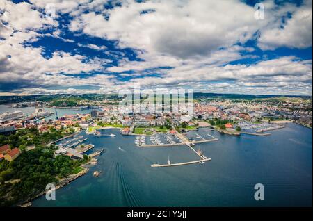 Drone vista della città di Kristiansand e Kvadraturen da Oderoya, Norvegia Foto Stock