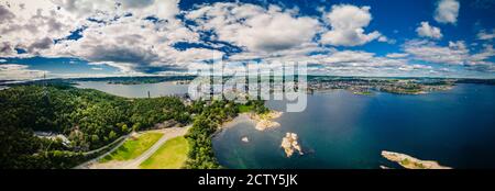 Drone vista della città di Kristiansand e Kvadraturen da Oderoya, Norvegia Foto Stock