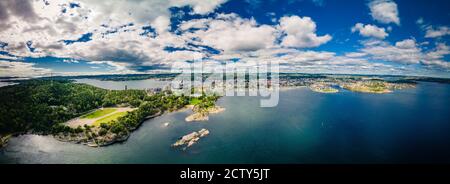 Drone vista della città di Kristiansand e Kvadraturen da Oderoya, Norvegia Foto Stock