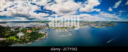 Drone vista della città di Kristiansand e Kvadraturen da Oderoya, Norvegia Foto Stock