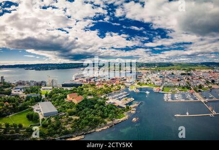 Drone vista della città di Kristiansand e Kvadraturen da Oderoya, Norvegia Foto Stock