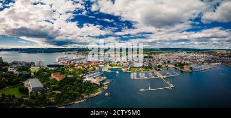 Drone vista della città di Kristiansand e Kvadraturen da Oderoya, Norvegia Foto Stock