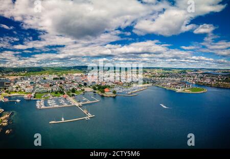 Drone vista della città di Kristiansand e Kvadraturen da Oderoya, Norvegia Foto Stock