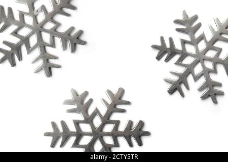 Forme di fiocco di neve d'argento. Decorazioni o ornamenti dell'albero di Natale. Concetto di stagione di Natale. Isolato su bianco. Foto Stock