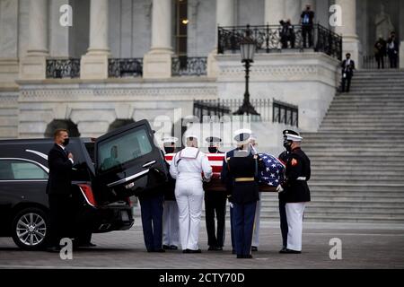 Washington, Stati Uniti. 25 Settembre 2020. Il groviglio della Corte Suprema degli Stati Uniti Ruth Bader Ginsburg è portato da una guardia d'onore al Campidoglio degli Stati Uniti, dove si trova nello stato, a Washington, DC, Stati Uniti, il 25 settembre 2020. Credit: Ting Shen/Xinhua/Alamy Live News Foto Stock