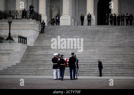 Washington, Stati Uniti. 25 Settembre 2020. Il groviglio della Corte Suprema degli Stati Uniti Ruth Bader Ginsburg è portato da una guardia d'onore al Campidoglio degli Stati Uniti, dove si trova nello stato, a Washington, DC, Stati Uniti, il 25 settembre 2020. Credit: Ting Shen/Xinhua/Alamy Live News Foto Stock