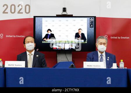 Tokyo, Giappone. 25 Settembre 2020. (L-R) il Direttore Esecutivo dei Giochi Olimpici di Christophe Dubi e Robert Roxburgh, responsabile delle Comunicazioni dei Giochi Olimpici del CIO (sullo schermo), intervengo durante una conferenza stampa congiunta tra il Comitato Olimpico Internazionale (CIO) e il Comitato Organizzatore dei Giochi Olimpici e Paralimpici di Tokyo (Tokyo 2020) All'isola di Harumi Triton Square Tower Y. Credit: Rodrigo Reyes Marin/ZUMA Wire/Alamy Live News Foto Stock