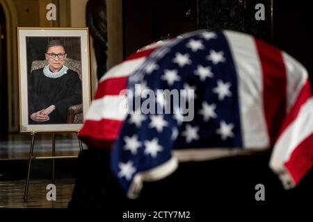 (200925) -- WASHINGTON, 25 settembre 2020 (Xinhua) -- il cazzo della Corte Suprema degli Stati Uniti Ruth Bader Ginsburg si trova nello stato nella Sala Statuario del Campidoglio degli Stati Uniti a Washington, DC, gli Stati Uniti, il 25 settembre 2020. (Erin Schaff/Pool via Xinhua) Foto Stock