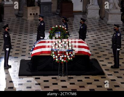 (200925) -- WASHINGTON, 25 settembre 2020 (Xinhua) -- il cazzo della Corte Suprema degli Stati Uniti Ruth Bader Ginsburg si trova nello stato nella Sala Statuario del Campidoglio degli Stati Uniti a Washington, DC, gli Stati Uniti, il 25 settembre 2020. (Olivier Douliery/Pool via Xinhua) Foto Stock