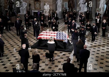 (200925) -- WASHINGTON, 25 settembre 2020 (Xinhua) -- il cazzo della Corte Suprema degli Stati Uniti Ruth Bader Ginsburg si trova nello stato nella Sala Statuario del Campidoglio degli Stati Uniti a Washington, DC, gli Stati Uniti, il 25 settembre 2020. (Greg Nash/Pool via Xinhua) Foto Stock