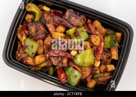 La vista dall'alto della grande ciotola di pollo di Kung Pao mostra lo splendore della salsa piccante e della carne. Foto Stock
