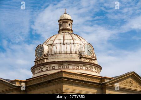 Cupola del tribunale della contea di Logan con cielo blu e nuvole sullo sfondo. Lincoln, Illinois, Stati Uniti Foto Stock