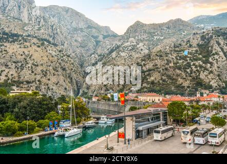 Vista da una nave da crociera ormeggiata dell'antico villaggio murato di Cattaro, Montenegro, tra cui la città vecchia e il castello collinare. Foto Stock
