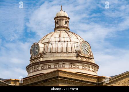 Cupola del tribunale della contea di Logan con cielo blu e nuvole sullo sfondo. Lincoln, Illinois, Stati Uniti Foto Stock