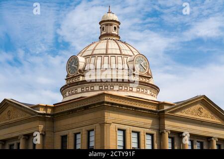 Cupola del tribunale della contea di Logan con cielo blu e nuvole sullo sfondo. Lincoln, Illinois, Stati Uniti Foto Stock