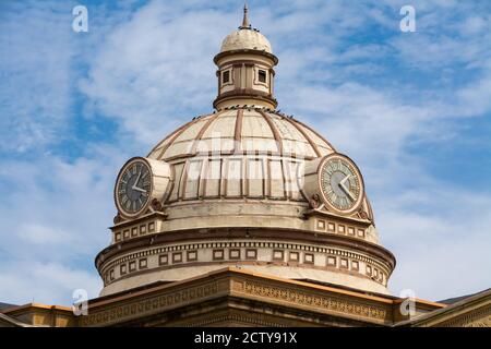 Cupola del tribunale della contea di Logan con cielo blu e nuvole sullo sfondo. Lincoln, Illinois, Stati Uniti Foto Stock