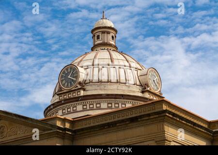 Cupola del tribunale della contea di Logan con cielo blu e nuvole sullo sfondo. Lincoln, Illinois, Stati Uniti Foto Stock