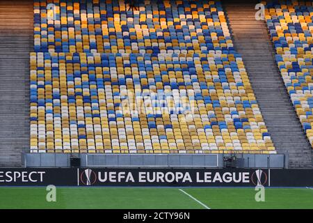 KYIV, UCRAINA - 5 AGOSTO 2020: Banner UEFA Europa League su una sceneggiatura dello stadio Olimpiyskyi della NSC a Kiev durante la UEFA Europa League Round del gioco 16 Shakhtar Donetsk contro VfL Wolfsburg Foto Stock