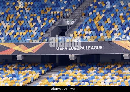 KYIV, UCRAINA - 5 AGOSTO 2020: Banner UEFA Europa League visti sulle tribune dello stadio Olimpiyskyi della NSC a Kiev durante la UEFA Europa League Round del gioco 16 Shakhtar Donetsk contro VfL Wolfsburg Foto Stock