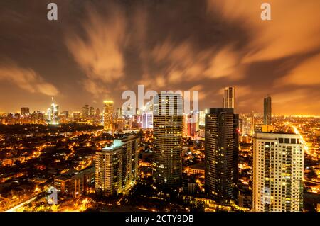 Una grandiosa vista dello skyline di Makati, vista notturna.