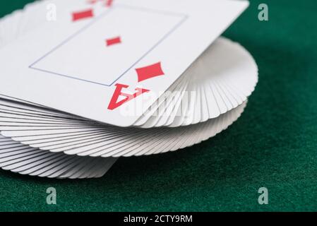 Un primo piano mazzo di carte sulla parte superiore del tessuto di gioco d'azzardo. Foto Stock