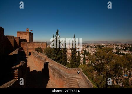 Vista aerea di Granada, Andalusia, Spagna come catturato dalle mura della fortezza nel Palazzo dell'Alhambra. L'immagine presenta anche parti del castello Foto Stock