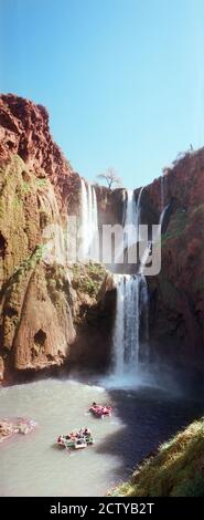 Acqua che cade dalle rocce, cascate di Ouzoud, Grand Atlas, Tanaghmeilt, Azilal, Marrakech, Marocco Foto Stock