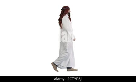Serious sheikh facendo una passeggiata su sfondo bianco. Foto Stock