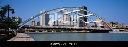 Anthony Memorial Bridge di fronte al fiume Genesee, Rochester, Monroe County, New York state, USA Foto Stock