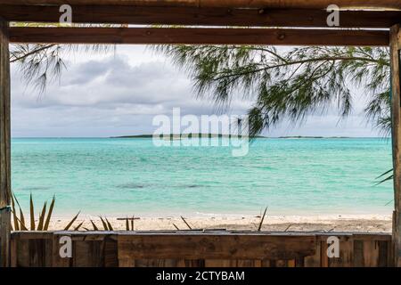 Vista della spiaggia di Coco Plum attraverso la finestra di una piccola casa di legno (Grande Exuma, Bahamas). Foto Stock