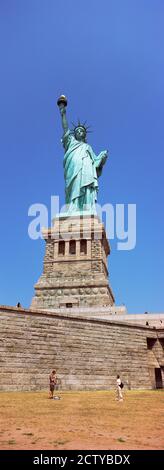 Basso angolo vista di una statua, la Statua della Libertà, Liberty Island, New York City, nello Stato di New York, Stati Uniti d'America Foto Stock