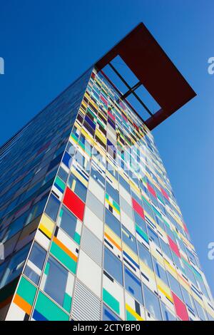 Vista ad angolo basso dell'edificio Colorium, Medienhafen, Dusseldorf, Renania Settentrionale-Vestfalia, Germania Foto Stock