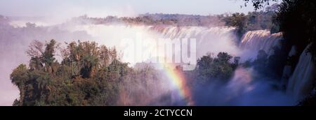 Cascata dopo pioggia intensa, cascate di Iguacu, confine Argentina-Brasile Foto Stock