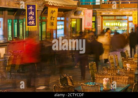 Persone in una strada di spuntini, Wangfujing, Dongcheng District, Pechino, Cina Foto Stock