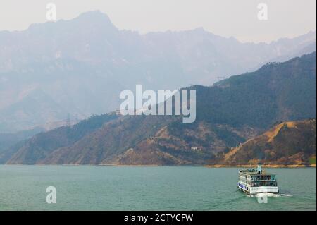 Traghetto in un fiume, Xiling Gorge, fiume Yangtze, provincia di Hubei, Cina Foto Stock