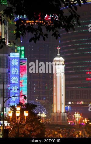 Il Monumento della Liberazione si illuminò di notte, Piazza Giefangbei, Chongqing, il Fiume Yangtze, la Provincia di Chongqing, la Cina Foto Stock