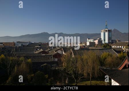 Vista ad alto angolo degli edifici nella nuova città vista da Mu Family Mansion, Lijiang, Provincia di Yunnan, Cina Foto Stock