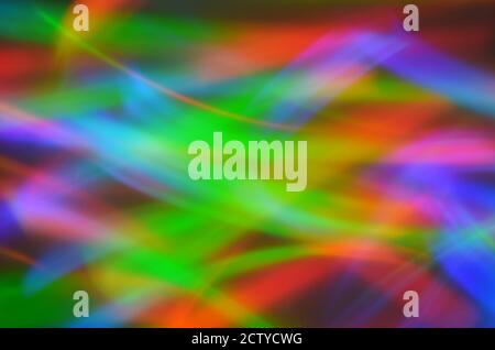 Tracce di luce sfocata iridescente come sfondo astratto Foto Stock