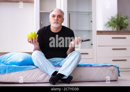 Uomo anziano in modalità depressione a casa Foto Stock