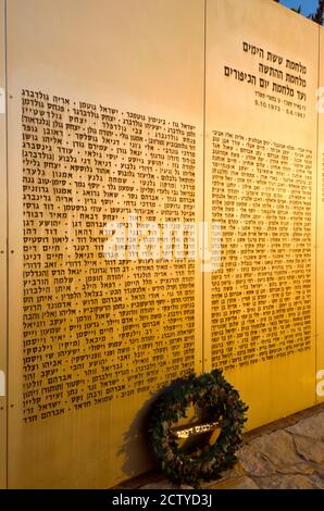 Corona al Muro dei nomi memoriale ai soldati caduti al Memoriale del corpo corazzato, Latrun, Valle di Ayalon, Shefelah, Israele Foto Stock