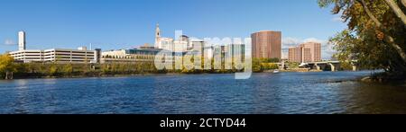 Edifici sul lungomare, Connecticut River, Hartford, Connecticut, Stati Uniti Foto Stock