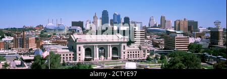 Union Station con lo skyline della città sullo sfondo, Kansas City, Missouri, Stati Uniti Foto Stock