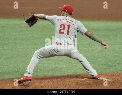 San Pietroburgo, Stati Uniti. 25 Settembre 2020. L'antipasto dei Philadelphia Phillies vince Velasquez sbatte contro i Tampa Bay Rays nel quarto assottigliamento al campo di Tropicana a San Pietroburgo, in Florida, venerdì 25 settembre 2020. Foto di Steven J. Nesius/UPI Credit: UPI/Alamy Live News Foto Stock