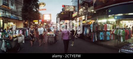 Scena di strada in una città, Khao San Road, Bangkok, Thailandia Foto Stock